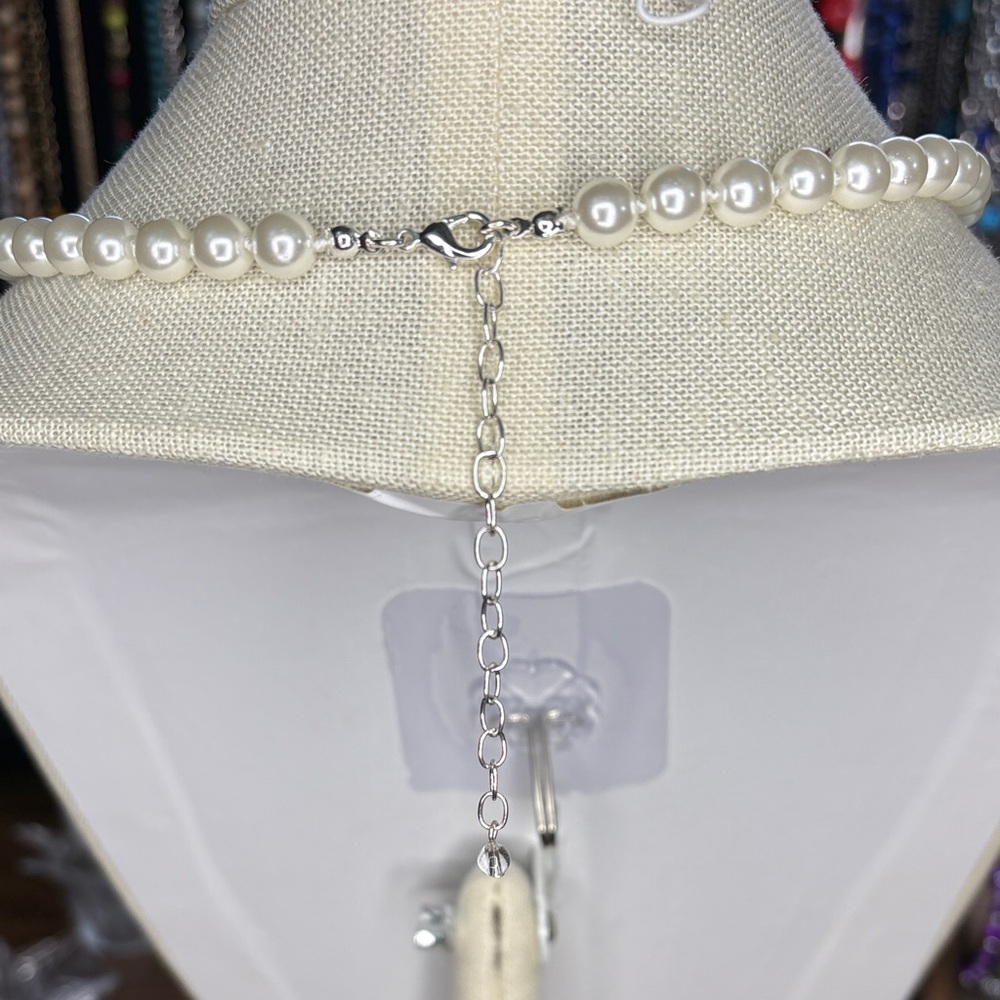 Elegant White Faux Pearl Necklace - Picture 3 of 3